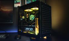 Cooler Master stellt das Qube 500 Flatpack Geh&auml;use und die MasterLiquid Atmos vor 