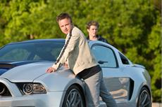Tobey (Aaron Paul) und Pete (Harrison Gilbertson) mit dem Ford Mustang Shelby